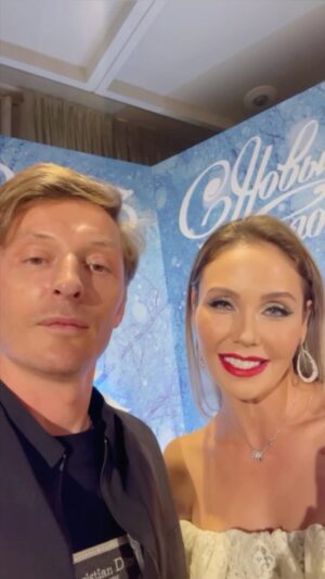 Lyaysan Utyasheva Instagram - Любви всем нам. С наступающим! Ура!