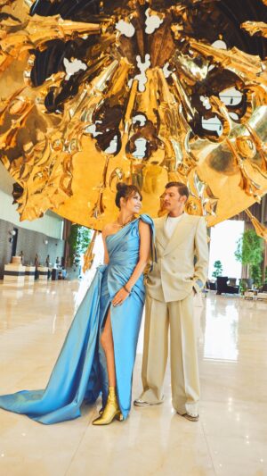 Lyaysan Utyasheva Instagram - Пока моя народная команда в отеле (а скорее всего этого ненадолго…😂), наслаждаемся моментом😂

Напишите, за кого захотелось болеть после первой серии «Выжить в Самарканде»?👇🏻

P.S. ни один оператор при съемки этого видео не пострадал😂