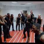 M. Pokora Instagram - Vivez les 4 dernières minutes avant de monter sur scène et venez au coeur du cercle où on connecte nos énergies avec l’équipe. Les dernières secondes avant de nous retrouver devant + de 20.000 personnes au stade de Lille. 🫶🏼 #EpicentreTour 🎥 @smartprod.co