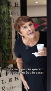 Márcia Fernandes Instagram - Eu sou sensitiva, taurina e é claaaro que não dá pra comer minhas coxinhas sossegada. 😂 #reels #marciasensitiva #sensemarcia