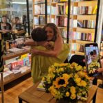Márcia Fernandes Instagram - Eeeeeii tchurmaaaaaa!!! A @karlacimed é uma grande amiga e eu não poderia deixar de prestigiar o lançamento do seu livro!! Já é sucesso!! Amei te ver e saiba que eu sinto muito amor por sua pessoa e seus filhos!! ❤️❤️❤️❤️ Beijosss tchurmaaa!! Shopping Iguatemi
