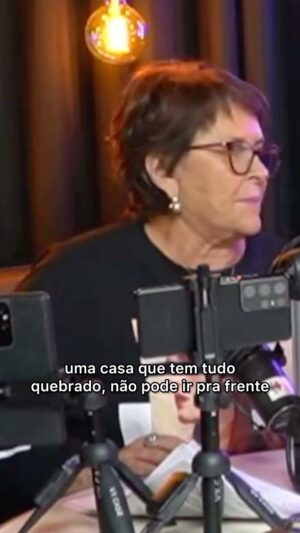 Márcia Fernandes Instagram - As toxinas da casa bloqueiam a circulação de energia. Elas são:

🔻objetos que você não usa
🔻roupas que você não gosta ou não usa há tempos
🔻coisas feias
🔻coisas quebradas, lascadas ou rachadas
🔻velhas cartas, bilhetes
🔻plantas mortas ou doentes
🔻recibos/jornais/revistas antigos
🔻remédios vencidos
🔻meias velhas, furadas
🔻sapatos estragados
🔻velharias de todo tipo que te ligam ao passado

OLHA QUE MALUCO:
➖No porão e no sótão, as tralhas viram sobrecarga; 
➖Na entrada, restringem o fluxo da vida;
➖Empilhadas no chão, nos puxam para baixo; 
➖Acima de nós, são dores de cabeça;
➖Sob a cama, poluem o sono
➖Espalhadas pela casa, entulham a vida.

COM O DESTRALHAMENTO:
🔺A saúde melhora;
🔺A criatividade cresce;
🔺Os relacionamentos se aprimoram;
🔺Há maior capacidade de raciocínio;
🔺Leveza no espírito e no humor

PERGUNTAS QUE AJUDAM O DESTRALHAMENTO: 
➕Por que estou guardando isso?
➕Será que tem a ver comigo hoje?
➕O que vou sentir ao liberar isto?
...e vá fazendo pilhas separadas...
🔹Para doar!
🔹Para jogar fora!
🔹Para vender!

A LIMPEZA DE DENTRO REFLETE POR FORA:
➖livre-se de barulhos,
➖das luzes fortes,
➖das cores berrantes,
➖dos odores químicos,
➖dos revestimentos sintéticos,
➖do que traz lembrança triste... 
➖libere mágoas, 
➖pare de fumar,
➖repense o uso da carne,
➖termine projetos inacabados.

➕Cultive energia positiva em sua casa.
➕Faça uma limpeza geral e use caixas para organização:

🚫lixo
✅consertos
♻reciclagem
🤔em dúvida
🎁presentes
💞doação
🤑vender

Comece por gavetas e armários e conclua cada cômodo, faça tudo no seu ritmo. Enquanto faxina, observe as mudanças acontecendo em ✨ VOCÊ ✨ e veja a prosperidade entrar!