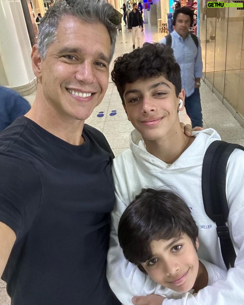 Márcio Garcia Instagram - Hoje foi dia de despedida… apesar de serem apenas três semanas, o coração apertou… . O Felipe é o nosso terceiro filho e essa é a sua primeira viagem internacional sozinho. . Ele está indo pro Explo, um encontro de jovens pra aprender sobre empreendedorismo, tecnologia e economia. . O que mais me orgulha é que esta viagem foi uma iniciativa dele… . O caçula João, que não desgruda de mim fez questão de levar o irmão comigo e com a mãe.. fofo demais.. . Vai com tudo filho! Estaremos sempre aqui pra te apoiar e te encorajar a seguir o caminho que vc escolher. . #familia #filhos #animaisdeestimação #amormaiordomundo Rio de Janeiro, Rio de Janeiro