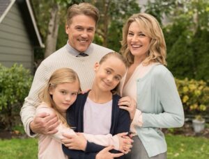 Mädchen Amick Instagram - Another #Riverdale “6 years ago today” share… the photo shoot @lochlynmunro & I did for family photos around the #Cooper house set dec. What cutie-patooties playing young #Betty & #Polly 😍