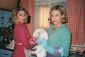 Mädchen Amick Instagram - When you’re still doing the #thanksgiving dishes

📸: @lilireinhart 
#coopergirls #1950s