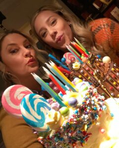 Mädchen Amick Instagram - You lit up my life when you came into it 6 yrs ago (omg where has the time gone?!) - HAPPY BIRTHDAY lil nugget @lilireinhart - thank you for literally keeping me alive on set, loving me unconditionally and bringing inappropriate laughter always. Love you bug 💘