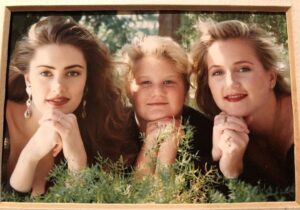 Mädchen Amick Instagram - A very special moment captured 33 yrs ago when 3 sisters were reunited. We’re strong. We’re fierce. And we love deeply. Miss u sistas 💋💋