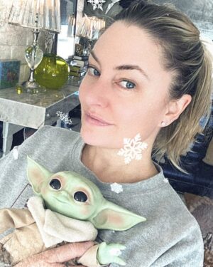 Mädchen Amick Instagram - #MerryChristmas from the newest member of the family 👋🏼 …do you see the resemblance in the ears?! 🧝🏻🧝🏻‍♀️ #samesies #grogu #elfinmagic #thankyousanta