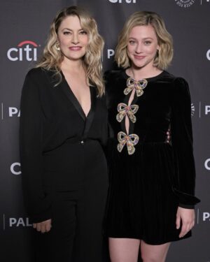 Mädchen Amick Instagram - Thx for having us #PaleyFest 🙏🏼 …also, I’m totes with you #choni fans! 🏳️‍🌈🙌🏼💋

@paleycenter 
@gomezgraciaofficial
@maisonpriveepr_la
@louisemooninc 
@andremakeup
@gimletschneider 
@davidpreciousgems 
#vancleefarpels 
#betseyjohnson