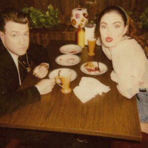 Mädchen Amick Instagram - Thank you for being my friend all these years David 💜 Wishing you the happiest of birthdays — Yours truly, Madgekin 💋

#DKL #davidlynch #happybirthday #76