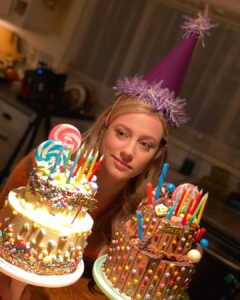 Mädchen Amick Instagram - #HAPPYBIRTHDAY Bug!! 🎂🎈🎉 I love you to the moon and back @lilireinhart 💘 You are the greatest gift this journey has given me.