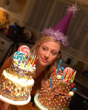 Mädchen Amick Instagram - #HAPPYBIRTHDAY Bug!! 🎂🎈🎉 I love you to the moon and back @lilireinhart 💘 You are the greatest gift this journey has given me.