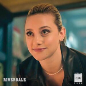 Mädchen Amick Instagram - Can’t wait for y’all to see this @thecwriverdale episode that I directed THIS Wednesday!! 🎥🎬 I’m really proud of everyone’s work in this one. From killer performances from our exquisite cast to the brilliant crew who makes this show happen 🙌🏼🙌🏼 So happy to be back at work for season 6 and can celebrate with my #riverdale family 💙💛