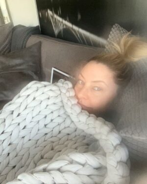 Mädchen Amick Instagram - Oh hi. Just me here day after directing my #riverdale episode. Under my blanky. Not sure I will ever come out from underneath it 😉 k bye

#brokenunbreakableiphonefilter