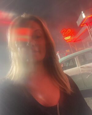 Mädchen Amick Instagram - Night shoots at #pops brought to you by the broken “unbreakable” new #iphone 🍔🥤🍦 #director #514 #thenightgallery #riverdale 🙏🏼 huge thanks to this kickass talented cast & crew! Can’t wait for you all to see this episode. It’s a special one for sure... 

— I guess I’ll be calling these the #unbreakableiphonefilter selfies from now on 🙃