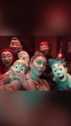 Mädchen Amick Instagram - So excited to be directing another #Riverdale episode this season 👏🏼👏🏼👏🏼 Prep starts next week but here’s a fun throwback to this day last year while directing #KillingMrHoney (pre-Covid) with this amazing cast & crew 😍 I luvs them