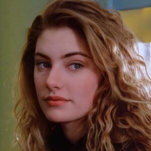 Mädchen Amick Instagram - Bright-eyed and bushy-haired 😂 Wait... was I ever this young?! I felt like I was 30 at 13... who feels me??

#tbt #baywatch #pilot #babymädchen #sweeteighteen 🙏🏼thx @madchenzone_ for the pics