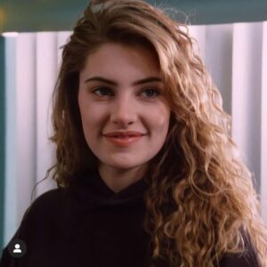 Mädchen Amick Instagram - Bright-eyed and bushy-haired 😂 Wait... was I ever this young?! I felt like I was 30 at 13... who feels me??

#tbt #baywatch #pilot #babymädchen #sweeteighteen 🙏🏼thx @madchenzone_ for the pics