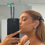 Mélanie Da Cruz Instagram - Satisfaction🧡 Merci à ma maquilleuse pour son travail soigneux, maîtrisé et son Mood qui me permet de toujours faire le clown même durant le makeup 😂 sorry sorry sorry 🧡 Love more 🧡 Paris, France