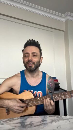 Mabel Matiz Instagram - Yılı tamamlarken, bu yoktu içimden geldi. Yeni yılın açıkhava konserlerinde bis şarkısı yapar mıyız? “Bir tavşan deliğinden geçtim de buldum seni” dediklerinize gönderiniz. 
✨❤️🗡️🌹🫂