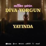 Mabel Matiz Instagram - “diva yorgun” çıktı.🥹❤️ aşırı duygulanıyorum her saniyesinde. her yeri gözyaşı emojisiyle doldurasım geliyo. dilerim kalbinize değsin, aşkınıza ve size iyi gelsin. ben yazdım, bülbülüm bi’ taneciğim @melikesahin yine yüreğiyle söyledi, canımız @zafertuncresuloglu efsane iki aranjman yaptı, klibini bir başka canımız @sinantuncay çekti. bütün bu incelik ve güzellikler için emeği geçen herkese çok teşekkürler. unutulmaz bir anı oldu. çok sevgi. #GözlerineBaktığımdaYediCihanBirleşir #Repost @melikesahin bi gün mabel’le otururken dedim ki, “arabamın arkasına diva yorgun yazdırıcam” 🙂 aradan bi vakit geçti, “diva yorgun diye bir şarkı yaptım” dedi. şaka yapıyo sandım ciddiye almadım. meğer gerçekmiş. 👀 onun kalemine zaten hayranım, nasır’la bu güzel hissi tatmış idim, ama diva yorgun’un yeri bambaşka , tadı bambaşka. şair arkadaşımın gözünden kendimi gördüm. bunun ne kadar kıymetli bir his olduğunu anlatabilmeyi isterdim, ama beceremiyorum ♥️ onun yazdığı bir şarkıyı yorumlamak, güzel kalbine lâyık olmaya çalışmak zaten tarifsiz bir deneyim. mabelim teşekkür ederim♥️ yeni evimizin yeşil olduğunu bilmeden yazdığı ikinci verse şarkının enn sevdiğim yeri 🥹 zafer diva yorgun’a iki şahane düzenleme yaptı. biri bu dinlediğiniz, diğeri baya melankolik. ellerine sağlık arkadaşım, arşivimize yepyeni güzellikler kattın. yeteneğini, azmini izlemek ve seninle çalışmak beni çok mutlu ediyor. ♥️ sonunda sinan’la klip çekmeyi başardık, bu kadar beklediğimize nasıl da değdi 🥹 her izlediğimizde kalbimizi yumuşatan, gözlerimizi dolduran bu güzellik için sana çok teşekkür ederim sinan. çakmak gözlerine sağlık ♥️ klipte giydiğim siyah elbise, çok sevgili emel sayın hanımefendiye ait. ömrüm boyunca unutmayacağım bu jesti için kendisine çok teşekkür ederim.♥️ diva bebe glam team, @ozlemkayaofficial @mertyoglu @zeynepdombaycioglu ellerinize sağlık ♥️ yapımda ve yayında emekleri için ortaklarım gulbaba records ailesine teşekkür ederim, sayenizde bu dar zamanlarda klip hayallerimizin peşinden koşabiliyoruz ♥️ diva yorgun, en temiz duyguları uyandırsın, kulaklarınızı şenlesin dilerim ♥️ sevgimle, 🙋🏻‍♀️