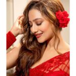 Madalsa Sharma Instagram - Sari side up❤️ 📸 @artographybysagar . . . . #red #ootd #madalsasharma #kavya #picoftheday #postoftheday #instadaily #instapic #instagood #instamood #mood #love #actorslife