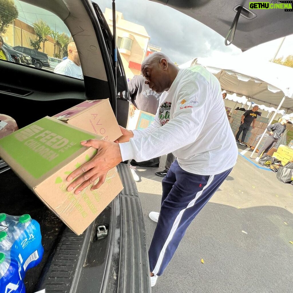 Magic Johnson Instagram - What an incredible day in Los Angeles! Cookie and I have been hosting our Holiday Hope event for almost a decade and it never gets old. Today we blessed another 800 families in need this holiday season with a 25-pound box of food, personal care items and AVON products provided by our great partners at Feed the Children. With the help of our amazing in-kind and corporate partners, families also received toys, protein snacks, eyewear, children’s books, canned food, ham and more! We can’t thank you enough for your time, kindness and support this holiday season! @feedthechildrenorg @faithfulcentral @Blueplanetecoeyeware @Powercrunch @Herbalife @Plezinutrition @Mattel @Campbells @StarKist @FarmerJohnLA @Bentgo @Dole @Lakers @Dodgers @LAFC @Rams @albalegacy @cricketwireless @commonspirithealthphilanthropy @skylar Thank you to our friends at @faithfulcentral and a special thank you to lead Pastor Dr. John-Paul C. Foster. Thank you to each and every single one of our volunteers for dedicating their time to serve the participating families and ensuring they have an amazing holiday season!! 📸: @bystokesla