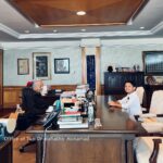 Mahathir Mohamad Instagram - Saya ditemuramah Umar Amirul Shakur Haiccal untuk satu rancangan di YouTube. Umar baru berusia 12 tahun dan minat bolasepak. Tanya Umar, macam mana nak capai umur 97 tahun. Saya jawab kena tunggu lagi 85 tahun lagi lah baru tahu macam mana boleh capai. Dalam temuramah tadi, saya cukup seronok dengar celoteh Umar dan dia begitu petah bercakap. Banyaklah soalan ditanya umpamanya bagaimana saya di zaman bersekolah, apa pesanan ibu saya, kenapa bina KLCC, Putrajaya, KLIA, pandangan bolehkah jadi influencer saja tanpa belajar dan banyak lagi. Umar tanya saya, kenapa ada helmet Star Wars dalam pejabat saya - The Mandalorian dan Darth Vader. Sebenarnya helmet ini dicetak mengguna 3D-printer. Saya berminat dan beli printer ini untuk buat sendiri beberapa barang, cumanya perlu belajar program dan sabar tunggu hingga siap. Kalau dahulu saya ukir kayu guna pisau dan tangan, sekarang semuanya pakai mesin. Lebih mudah. Cuma perlu faham dan mahir untuk program mesin saja. Semasa bergambar di hujung temuramah, Umar minta posing dengan “mini love”. Sengaja saya usik minta jelaskan apa itu “mini love”. Yang saya faham, rapatkan ibu jari dan jari telunjuk tu itu simbol minta duit! Umar terangkan simbol love asalnya besar, kena guna dua tangan untuk cantum jadikan love, tapi ada orang cipta pula simbol love dengan dua jari. Pandai dia menjawab. Saya pesan kepada Umar, rajin-rajinlah belajar supaya masa depan lebih terjamin. Semoga impiannya tercapai suatu hari nanti. InsyaAllah. Perdana Leadership Foundation