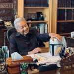 Mahathir Mohamad Instagram - Saya ditemuramah Umar Amirul Shakur Haiccal untuk satu rancangan di YouTube. Umar baru berusia 12 tahun dan minat bolasepak. Tanya Umar, macam mana nak capai umur 97 tahun. Saya jawab kena tunggu lagi 85 tahun lagi lah baru tahu macam mana boleh capai. Dalam temuramah tadi, saya cukup seronok dengar celoteh Umar dan dia begitu petah bercakap. Banyaklah soalan ditanya umpamanya bagaimana saya di zaman bersekolah, apa pesanan ibu saya, kenapa bina KLCC, Putrajaya, KLIA, pandangan bolehkah jadi influencer saja tanpa belajar dan banyak lagi. Umar tanya saya, kenapa ada helmet Star Wars dalam pejabat saya - The Mandalorian dan Darth Vader. Sebenarnya helmet ini dicetak mengguna 3D-printer. Saya berminat dan beli printer ini untuk buat sendiri beberapa barang, cumanya perlu belajar program dan sabar tunggu hingga siap. Kalau dahulu saya ukir kayu guna pisau dan tangan, sekarang semuanya pakai mesin. Lebih mudah. Cuma perlu faham dan mahir untuk program mesin saja. Semasa bergambar di hujung temuramah, Umar minta posing dengan “mini love”. Sengaja saya usik minta jelaskan apa itu “mini love”. Yang saya faham, rapatkan ibu jari dan jari telunjuk tu itu simbol minta duit! Umar terangkan simbol love asalnya besar, kena guna dua tangan untuk cantum jadikan love, tapi ada orang cipta pula simbol love dengan dua jari. Pandai dia menjawab. Saya pesan kepada Umar, rajin-rajinlah belajar supaya masa depan lebih terjamin. Semoga impiannya tercapai suatu hari nanti. InsyaAllah. Perdana Leadership Foundation