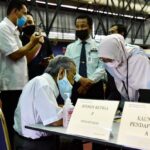 Mahathir Mohamad Instagram - Hari ini saya ke Pusat Pemberian Vaksin Covid19 Daerah Langkawi untuk lihat perjalanan proses vaksinasi bagi Fasa 1. Saya memilih untuk disuntik bersama kumpulan kedua ‘frontliners’ di sini. Kumpulan pertama frontliners di Langkawi sudah divaksin lebih awal. Selain itu sebagai warga emas saya ingin mengajak bukan sahaja yang berumur seperti saya tetapi juga rakyat yang lebih muda untuk turut bersama divaksin apabila tiba giliran nanti. Usaha ini perlu kita sokong. Kita sebolehnya mahu lebih ramai diberi vaksin untuk membantu usaha mengekang pandemik Covid19. Alhamdulillah selepas suntikan saya tidak berasa apa-apa yang luarbiasa. Saya ingin rakamkan ucapan berbanyak terima kasih kepada pihak Klinik Kesihatan Kuah, Hospital Langkawi dan para barisan hadapan yang bertungkus lumus dalam memastikan program vaksinasi berjalan lancar. Kompleks Sukan Langkawi
