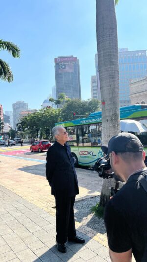 Mahathir Mohamad Instagram - Merdeka…
 
Apakah ertinya Merdeka?
 
Kebebasan, tidak terkurung, terlepas dari dibelenggu.
 
Tanah Melayu sudah Merdeka.
 
Ia perjalanan yang jauh.

Lebih 500 tahun lamanya.
 
Kekuatan Tuah dan jiwa berontak Jebat tidak padam dek zaman.
 
Mengalir deras bersama pejuang Melayu.
 
Dari Maharaja Lela ke Tok Janggut, Datuk Bahaman dan Mat Kilau.
 
Begitu juga Tunku Kudin yang syahid.
 
Dato Onn, Tunku Abdul Rahman dan Tun Razak penyambut perjuangan.
 
Dan kita sambut merdeka sebagai tanda kita tidak lagi dijajah.
 
Kemerdekaan yang dibayar dengan darah, keringat dan air mata.
 
Kita bebas…
 
Kita bebas tentukan hala tuju kita.
 
Kita bergabung dan tubuh Malaysia.
 
Kita bertanggungjawab kepada negara kita, kepada rakyat kita.
 
Kita bangunkan negara dan kita berjaya.
 
Maka aman dan damailah kita.
 
Kita bangunkan negara dengan pesat.
 
Kita digelar Harimau Asia.
 
Merdeka…
 
Bagi anak muda, merdeka itu sorak dan gembira.
 
Mengisi merdeka itu jauh lebih sukar.
 
Apa yang ada hari ini tidak seperti sebelumnya.
 
Apakah kemuliaan dapat dipertahan selamanya?
 
Akan terpinggirkah bangsa?
 
Akan terlepas lagikah Tanah Air kita?

SELAMAT MENYAMBUT HARI MERDEKA KE-66 🇲🇾

Kredit lagu: @ctdk - Hati