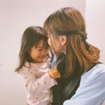Maika Yamamoto Instagram - 「sister」最終話。 ありがとうございました。 原作と違って驚いた方もいたと思います。 娘の陽奈が可愛くってたまらんかったです。 ママーママーって現場で呼んでくれて愛おしかったー。 美織ちゃんにもお姉ちゃん！遊ぼーって☺︎ 癒されました。 TverやHuluでも見逃し配信してるので是非ご覧ください🙏🏻✨ @sister_ytvdrama
