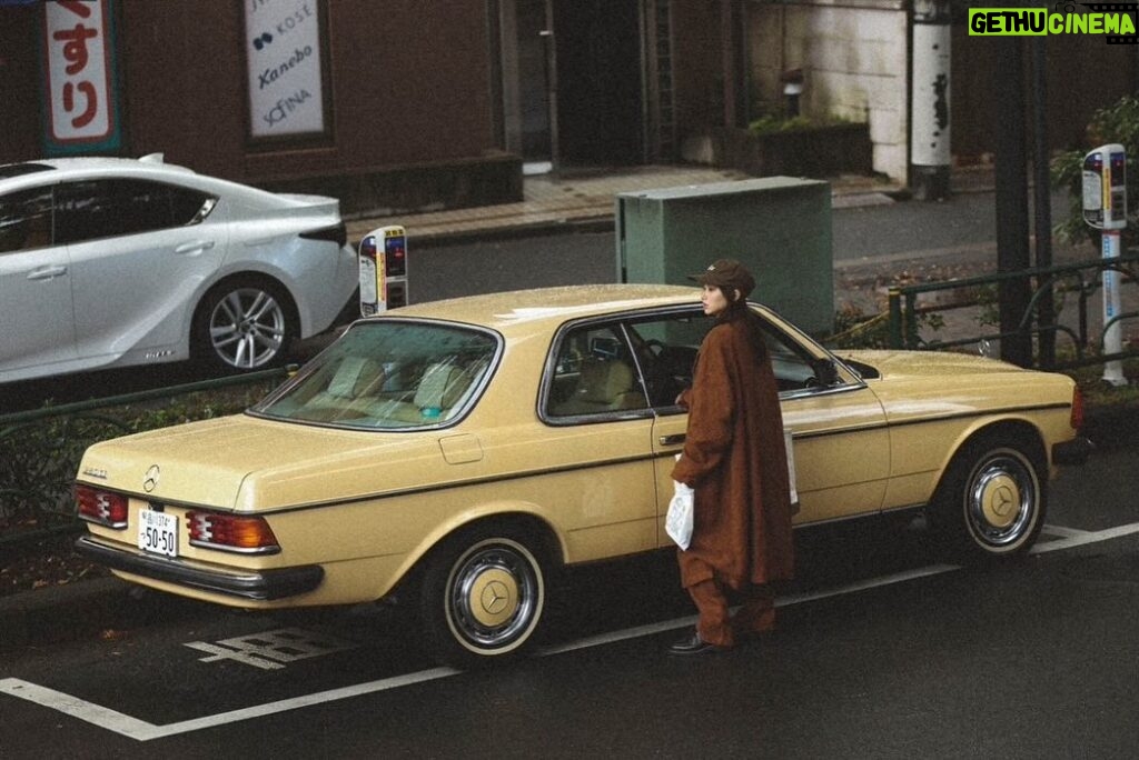 Maika Yamamoto Instagram - 好きな車と。 運転好きです。 ベンツのクラシックかわい〜 ホイル見て。かっわい〜 @yosuke_sasaki @mina.magazine