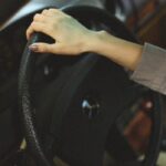 Maika Yamamoto Instagram - 好きな車と。 運転好きです。 ベンツのクラシックかわい〜 ホイル見て。かっわい〜 @yosuke_sasaki @mina.magazine