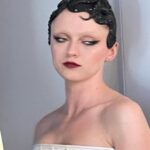 Maisie Williams Instagram - met gala 22 gilded glamour wearing aw 21 @thombrowne 🎩 thank you @thombrowneny @kellymcdc @mjfiii the most patient and exceptional team to work with and thank you @emer_the_steamer @colldolllll @mariabeniaris for getting into this exquisite gown and making it fit me 💐 styled by @studioand @katefoley @alexandracronan ⚡️ makeup by @yumilee_mua hair by @joeygeorge nails by @honeynailz just..,,, sensational 💭 thank you 💌 also thanks to @harrietmuldoon @thewell @traciemartyn for many hours of prep 🤍 photos by @mr_puryear and @joeygeorge 🍽 The Metropolitan Museum of Art, New York