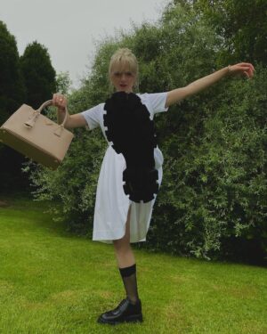 Maisie Williams Instagram - drama 

@Prada #PradaGalleria #ad