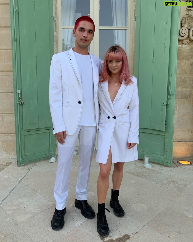 Maisie Williams Instagram - white party for the bride and groom 🎉