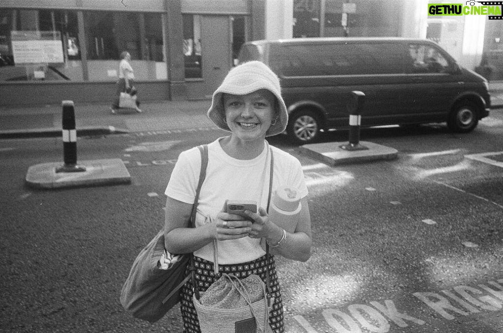 Maisie Williams Instagram - @billmilner ‘s summertime muse 🤍 (welcome back to commenting) London, United Kingdom