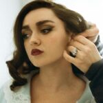 Maisie Williams Instagram – the first 3 episodes of ‘the new look’ are now streaming on @appletv ❣️ tune in every wednesday ✨

after planning this press tour for 2 years, it has been such a joy to wear these unbelievable vintage pieces, pulled from the archives of the most iconic fashion houses that have graced us over the last 7 decades 🧵🪡 

i owe it all to the incredible @katefoley and @alexandracronan of @studioand for putting so much care and love into their work, thank you so so much 🤍

fashion is fun, fashion is our history, and creating these looks has been every bit as rewarding as creating this incredible show. i hope you enjoy what we’ve made 

styled by: @studioand @katefoley @alexandracronan
assisted by: @tallula_m and @flothompson_ 
wig: @neciashairstyling 

photographer: @kobewagstaff

LA 
makeup: @kirinrider 
hair: @nikkiprovidence
 
NY
hair: @errolkaradag
makeup: @Alliesmithmakeup
makeup: @michaelabosch
nails: @ohmynailsnyc
 
look I
wearing 1960s @balenciaga from @etereovintage
hat: @noelstewart 
sunglasses: @akila.la 
gloves: @paularowanglove
shoes: @paristexas_it
tights: @wolford
bag: Vintage @dior Bee Purse 

look II – @thedrewbarrymoreshow 
vintage @viviennewestwood 1990s two piece from @Aralda.vintage
corset: @Agentprovocateur
hat: @Alexandracronan Leopard Pillbox Hat
gloves: @paularowanglove
shoes: @manoloblahnik 
tights: @wolford

look III
wearing vintage @dior blouse and @junyawatanabe skirt from @Aralda.vintage
corset: @agentprovocateur 
shoes: @rogervivier 
tights: @wolford

look IIII – @jimmyfallon
wearing @erdem
corset: @Agentprovocateur
hat: @noelstewart 
gloves: @paularowangloves
shoes: @manoloblahnik 
tights: @wolford

look V
wearing archive @commedesgarcons from @mon_vintage
hat: @noelstewart 
gloves: @paularowangloves
shoes: @paristexas_it 
tights: @wolford