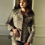 Maisie Williams Instagram - the first 3 episodes of ‘the new look’ are now streaming on @appletv ❣️ tune in every wednesday ✨ after planning this press tour for 2 years, it has been such a joy to wear these unbelievable vintage pieces, pulled from the archives of the most iconic fashion houses that have graced us over the last 7 decades 🧵🪡 i owe it all to the incredible @katefoley and @alexandracronan of @studioand for putting so much care and love into their work, thank you so so much 🤍 fashion is fun, fashion is our history, and creating these looks has been every bit as rewarding as creating this incredible show. i hope you enjoy what we’ve made styled by: @studioand @katefoley @alexandracronan assisted by: @tallula_m and @flothompson_ wig: @neciashairstyling photographer: @kobewagstaff LA makeup: @kirinrider hair: @nikkiprovidence   NY hair: @errolkaradag makeup: @Alliesmithmakeup makeup: @michaelabosch nails: @ohmynailsnyc   look I wearing 1960s @balenciaga from @etereovintage hat: @noelstewart sunglasses: @akila.la gloves: @paularowanglove shoes: @paristexas_it tights: @wolford bag: Vintage @dior Bee Purse look II - @thedrewbarrymoreshow vintage @viviennewestwood 1990s two piece from @Aralda.vintage corset: @Agentprovocateur hat: @Alexandracronan Leopard Pillbox Hat gloves: @paularowanglove shoes: @manoloblahnik tights: @wolford look III wearing vintage @dior blouse and @junyawatanabe skirt from @Aralda.vintage corset: @agentprovocateur shoes: @rogervivier tights: @wolford look IIII - @jimmyfallon wearing @erdem corset: @Agentprovocateur hat: @noelstewart gloves: @paularowangloves shoes: @manoloblahnik tights: @wolford look V wearing archive @commedesgarcons from @mon_vintage hat: @noelstewart gloves: @paularowangloves shoes: @paristexas_it tights: @wolford