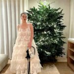 Maisie Williams Instagram - thank you @simonerocha_ for having me with you at the British Fashion Awards i feel so heavenly that i’m practically levitating at the top of my Christmas tree (which i still haven’t finished decorating) photos by @christinapaik London, United Kingdom