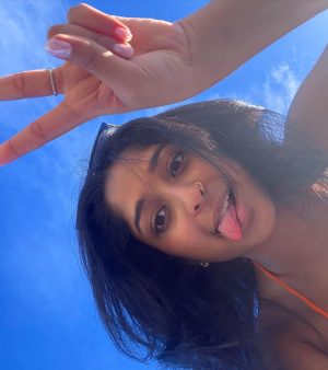 Maitreyi Ramakrishnan Instagram - incoming: spain thirst trap🧡☀️