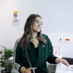 Malak Ahmed Zaher Instagram - من حوالي اسبوعين روحت و زورت بهية الشيخ زايد لتاني مره و بجد بتكون من امتع اوقات حياتي لما بروح هناك علي قد ما الطاقة بتاعة الدكاترة و المسؤلين و حتي المحاربات بتبقي جميلة و مبهجة و باكون انا فخورة جدا بالمكان العظيم ده الي مش بس بيعالج المحاربات لا ده كمان بيعملهم جلسات دعم نفسي و بيسفرهم و بيعلمهم لغات و بيعلمهم كمان حرف تسليهم و تخلي في عندهم مصدر دخل حقيقي فخورة و مبسوطة اوي بجودي معاهم دايما و يارب يقوم كل المحاربات بالسلامة و يجازي كل القائمين علي المستشفي العظيمة دي خير و الي بالمناسبة لو روحتوها ولله عمركم ما هاتحسوا انها مستشفي هاتحسوها بيت و الناس الي جواها كلهم عيلة واحدة @baheyafoundation 🤍🎀
