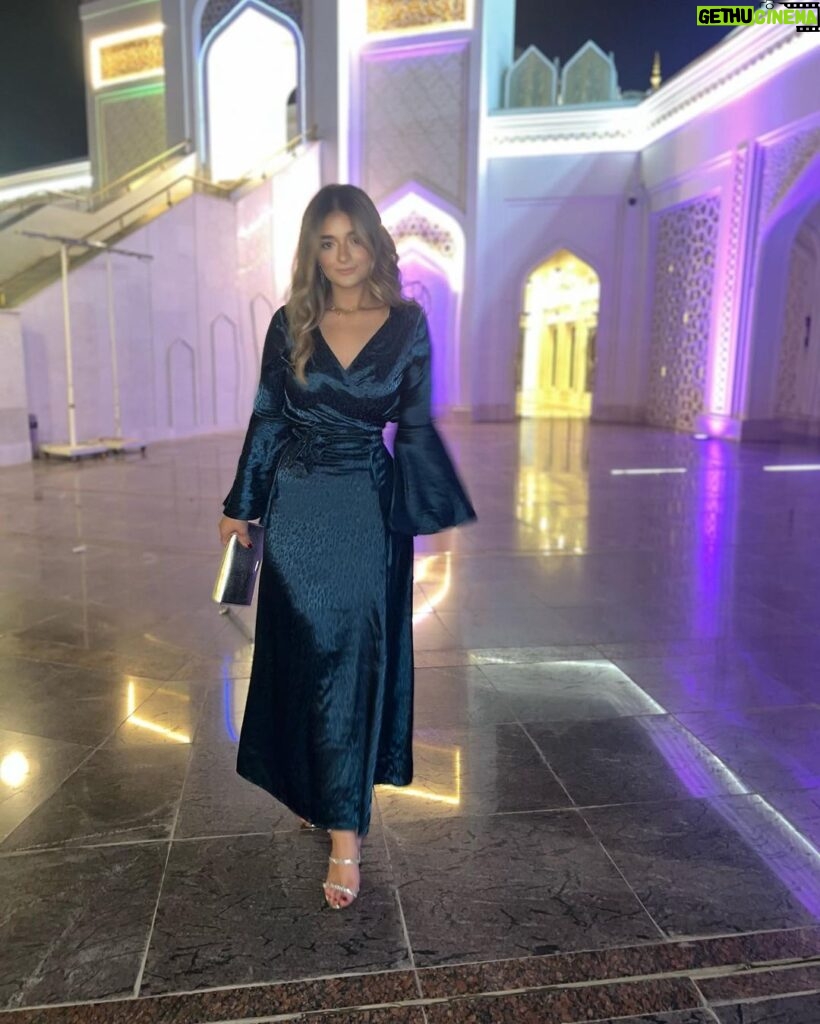 Malak Ahmed Zaher Instagram - A disney princess moment 🥰 Dress @yasmineonline_ Hair @alfredandmina