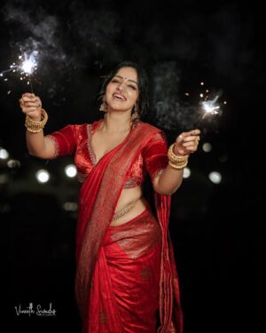 Malavika Menon Instagram - Diwali nalvaazhthukkal🥰🎇🪔♥️
#happydiwali

Mua:@sreegeshvasan_makeupartist
Dop : @vineeth_sivadas_ 
Styling :@imjoboyaugustine 
Costume:@mloft_by_joeljacobmathew
Jewellery:@parakkat_jewels
Edit & colour :@tony_thomas_editor @ksvigil 
Location @anandacherai @whytehouseholidays