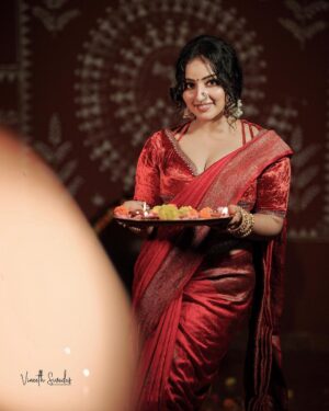 Malavika Menon Instagram - Diwali nalvaazhthukkal🥰🎇🪔♥️
#happydiwali

Mua:@sreegeshvasan_makeupartist
Dop : @vineeth_sivadas_ 
Styling :@imjoboyaugustine 
Costume:@mloft_by_joeljacobmathew
Jewellery:@parakkat_jewels
Edit & colour :@tony_thomas_editor @ksvigil 
Location @anandacherai @whytehouseholidays