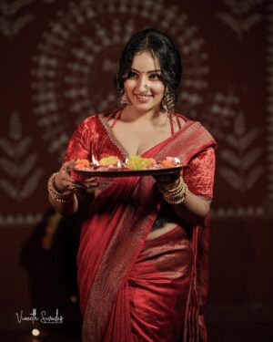 Malavika Menon Instagram - Diwali nalvaazhthukkal🥰🎇🪔♥️
#happydiwali

Mua:@sreegeshvasan_makeupartist
Dop : @vineeth_sivadas_ 
Styling :@imjoboyaugustine 
Costume:@mloft_by_joeljacobmathew
Jewellery:@parakkat_jewels
Edit & colour :@tony_thomas_editor @ksvigil 
Location @anandacherai @whytehouseholidays