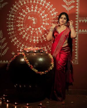Malavika Menon Instagram - Diwali nalvaazhthukkal🥰🎇🪔♥️
#happydiwali

Mua:@sreegeshvasan_makeupartist
Dop : @vineeth_sivadas_ 
Styling :@imjoboyaugustine 
Costume:@mloft_by_joeljacobmathew
Jewellery:@parakkat_jewels
Edit & colour :@tony_thomas_editor @ksvigil 
Location @anandacherai @whytehouseholidays