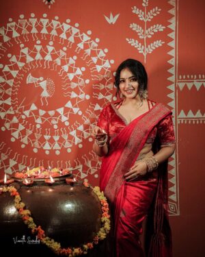Malavika Menon Instagram - Diwali nalvaazhthukkal🥰🎇🪔♥️
#happydiwali

Mua:@sreegeshvasan_makeupartist
Dop : @vineeth_sivadas_ 
Styling :@imjoboyaugustine 
Costume:@mloft_by_joeljacobmathew
Jewellery:@parakkat_jewels
Edit & colour :@tony_thomas_editor @ksvigil 
Location @anandacherai @whytehouseholidays