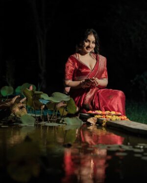 Malavika Menon Instagram - Diwali nalvaazhthukkal🥰🎇🪔♥️
#happydiwali

Mua:@sreegeshvasan_makeupartist
Dop : @vineeth_sivadas_ 
Styling :@imjoboyaugustine 
Costume:@mloft_by_joeljacobmathew
Jewellery:@parakkat_jewels
Edit & colour :@tony_thomas_editor @ksvigil 
Location @anandacherai @whytehouseholidays